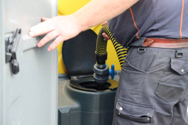 Met zo'n 1000 reinigingen per week hebben onze chauffeur-reinigers een eigen routine ontwikkeld. Mobiele toiletten worden met behulp van een speciale installatie in de reinigingswagen leeggezogen en het daadwerkelijke reinigen kan beginnen. 