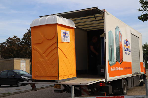 Mobiele toiletten transporteren wij op verschillende manieren, bijvoorbeeld door één van onze 5 reinigingswagens. Levering en reiniging volgens afspraak is één van onze kernwaarden. 