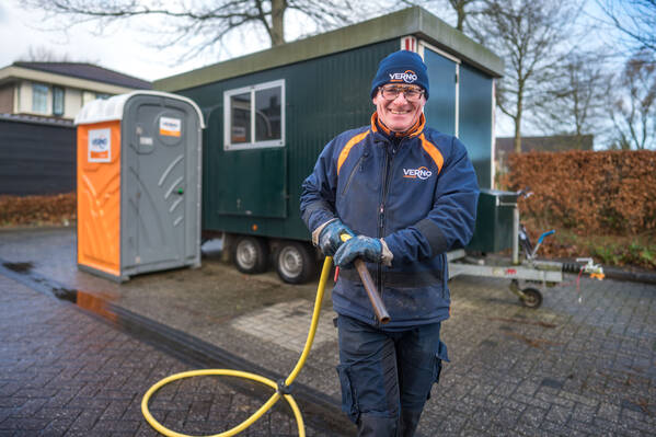 Met zo'n 1000 reinigingen per week hebben onze chauffeur-reinigers een eigen routine ontwikkeld. Mobiele toiletten worden met behulp van een speciale installatie in de reinigingswagen leeggezogen en het daadwerkelijke reinigen kan beginnen.