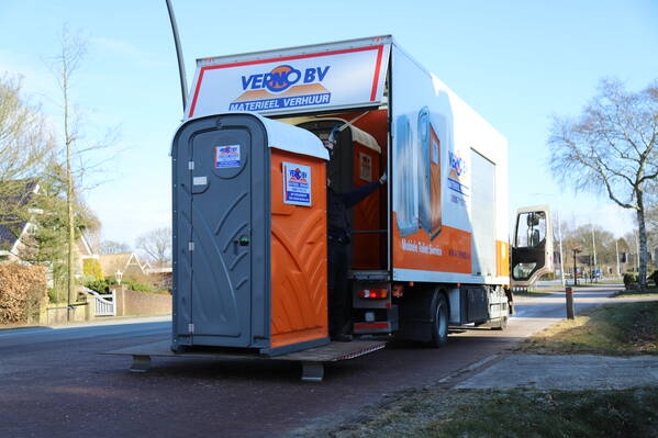 Mobiele toiletten transporteren wij op verschillende manieren, bijvoorbeeld door één van onze 5 reinigingswagens. Levering en reiniging volgens afspraak is één van onze kernwaarden.