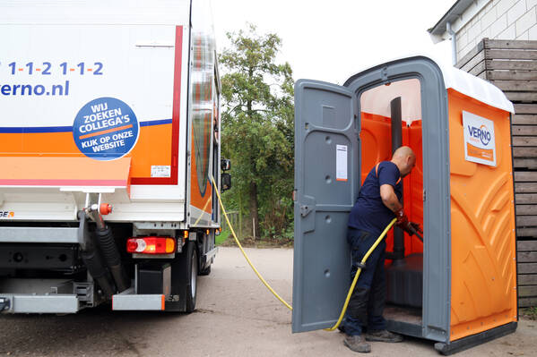 Om tot de volgende reinigingsdag zeker te zijn van een goed werkend toilet, vullen wij de mobiele toiletten af met water.